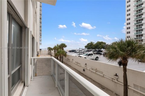 Купить кондоминиум в Холливуд, Флорида 2 спальни, 173.54м2, № 1986160 - фото 25