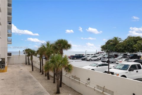 Купить кондоминиум в Холливуд, Флорида 2 спальни, 173.54м2, № 1986160 - фото 26