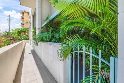 Townhouse in Coral Gables, Florida 2 bedrooms, 184.88 sq.m. № 2012269 - photo 14