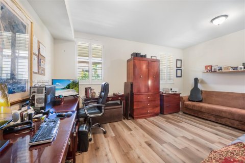 Townhouse in Coral Gables, Florida 2 bedrooms, 184.88 sq.m. № 2012269 - photo 13