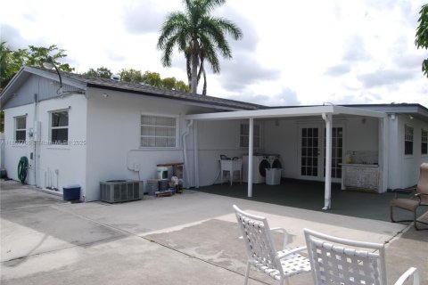 Casa en venta en Miami, Florida, 3 dormitorios, 178.19 m2 № 1867201 - foto 9