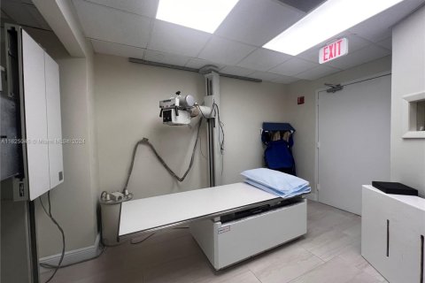 Купить коммерческую недвижимость в Пемброк-Пайнс, Флорида № 1981902 - фото 17