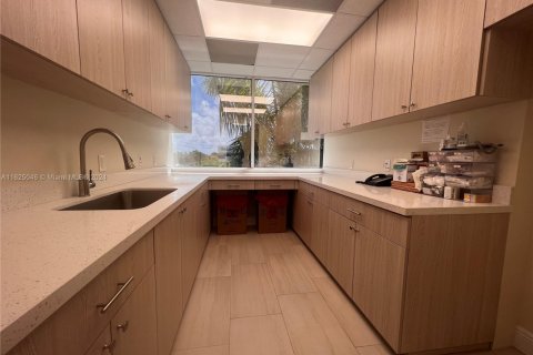 Купить коммерческую недвижимость в Пемброк-Пайнс, Флорида № 1981902 - фото 15