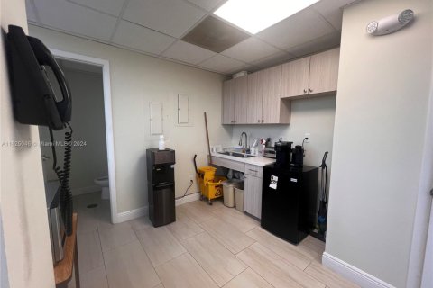 Купить коммерческую недвижимость в Пемброк-Пайнс, Флорида № 1981902 - фото 3