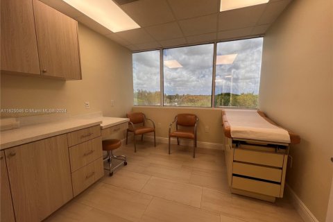 Купить коммерческую недвижимость в Пемброк-Пайнс, Флорида № 1981902 - фото 14