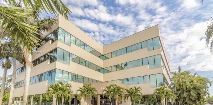 Коммерческая недвижимость в Пемброк-Пайнс, Флорида № 1981902