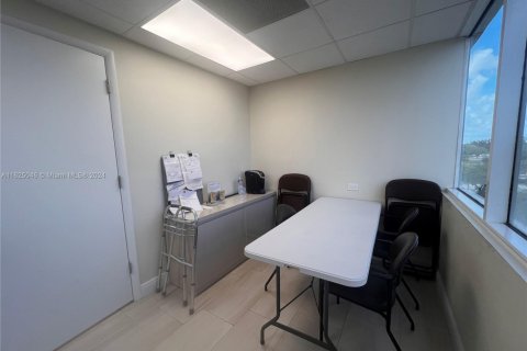 Купить коммерческую недвижимость в Пемброк-Пайнс, Флорида № 1981902 - фото 4