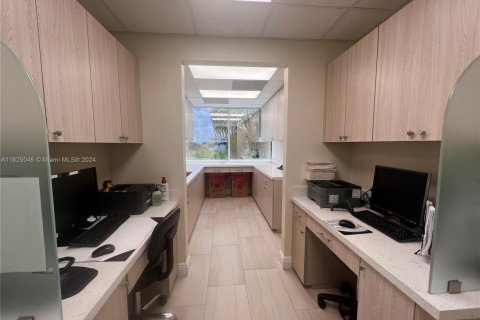 Купить коммерческую недвижимость в Пемброк-Пайнс, Флорида № 1981902 - фото 16