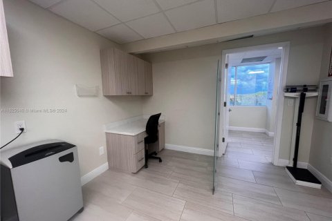 Купить коммерческую недвижимость в Пемброк-Пайнс, Флорида № 1981902 - фото 8