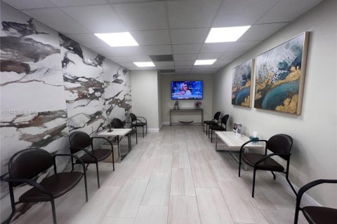 Купить коммерческую недвижимость в Пемброк-Пайнс, Флорида № 1981902 - фото 10