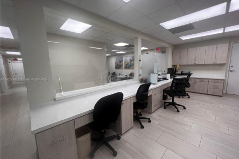 Купить коммерческую недвижимость в Пемброк-Пайнс, Флорида № 1981902 - фото 6