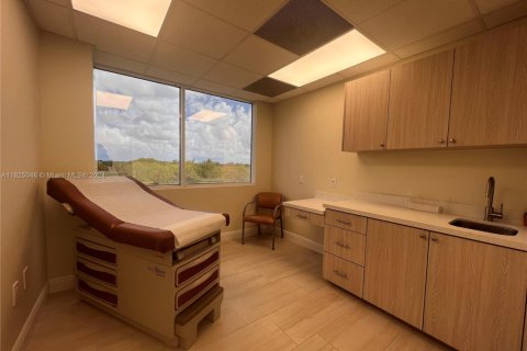 Купить коммерческую недвижимость в Пемброк-Пайнс, Флорида № 1981902 - фото 13