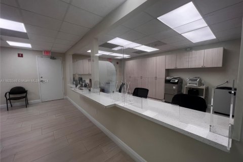 Купить коммерческую недвижимость в Пемброк-Пайнс, Флорида № 1981902 - фото 7