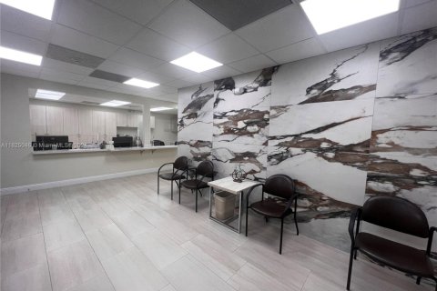 Купить коммерческую недвижимость в Пемброк-Пайнс, Флорида № 1981902 - фото 9