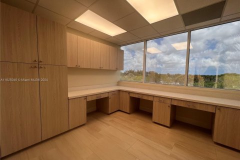 Купить коммерческую недвижимость в Пемброк-Пайнс, Флорида № 1981902 - фото 12