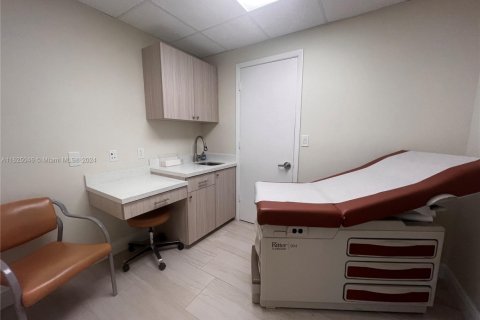 Купить коммерческую недвижимость в Пемброк-Пайнс, Флорида № 1981902 - фото 11