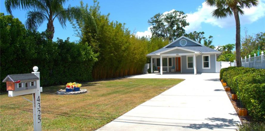 House in Pinellas Park, Florida 3 bedrooms, 170.2 sq.m. № 2116691