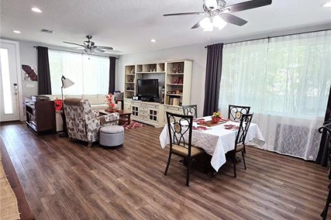 House in Pinellas Park, Florida 3 bedrooms, 170.2 sq.m. № 2116691 - photo 3