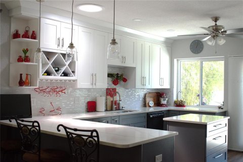House in Pinellas Park, Florida 3 bedrooms, 170.2 sq.m. № 2116691 - photo 6