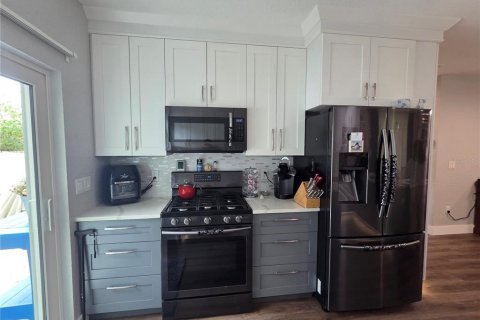 House in Pinellas Park, Florida 3 bedrooms, 170.2 sq.m. № 2116691 - photo 10