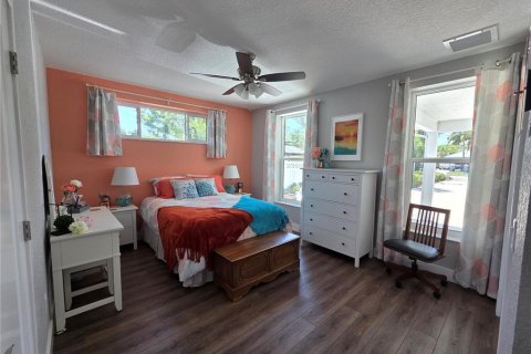 House in Pinellas Park, Florida 3 bedrooms, 170.2 sq.m. № 2116691 - photo 19
