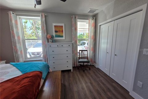 House in Pinellas Park, Florida 3 bedrooms, 170.2 sq.m. № 2116691 - photo 20