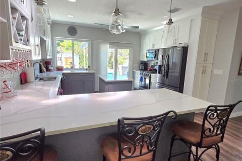 House in Pinellas Park, Florida 3 bedrooms, 170.2 sq.m. № 2116691 - photo 5