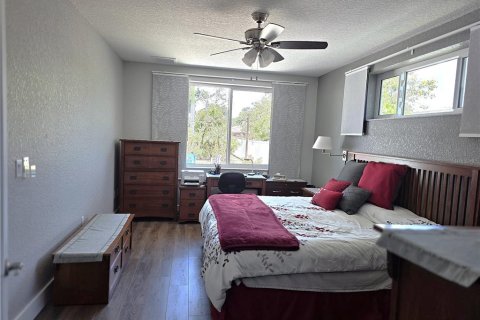 House in Pinellas Park, Florida 3 bedrooms, 170.2 sq.m. № 2116691 - photo 12