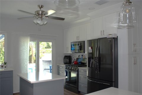 House in Pinellas Park, Florida 3 bedrooms, 170.2 sq.m. № 2116691 - photo 9