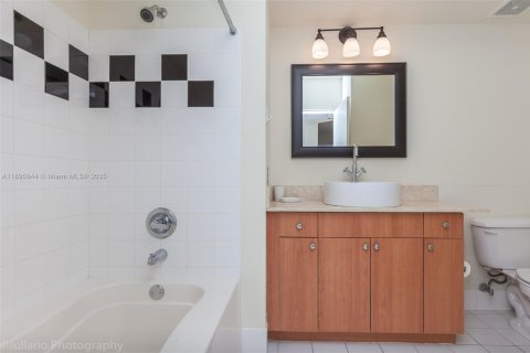 Снять в аренду кондоминиум в Майами-Бич, Флорида 2 спальни, 117.24м2, № 1948124 - фото 9