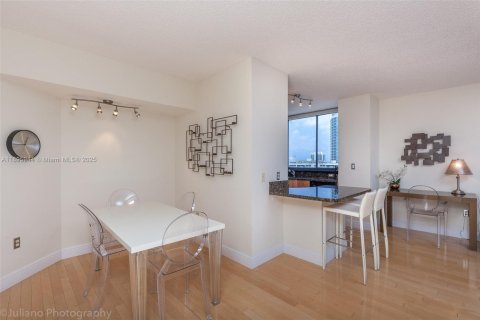 Снять в аренду кондоминиум в Майами-Бич, Флорида 2 спальни, 117.24м2, № 1948124 - фото 3