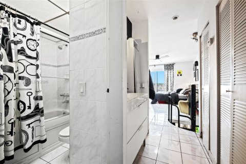 Купить кондоминиум в Майами, Флорида 1 комната, 69.31м2, № 2002329 - фото 24
