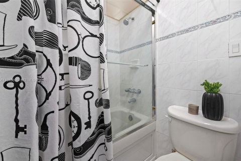 Купить кондоминиум в Майами, Флорида 1 комната, 69.31м2, № 2002329 - фото 25