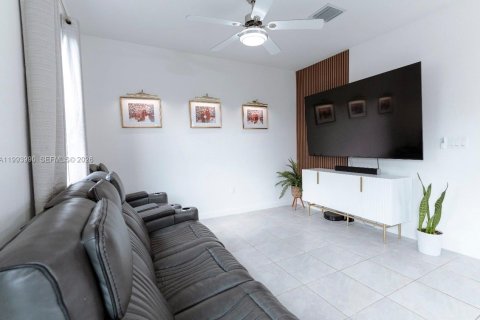 Снять в аренду таунхаус в Хомстед, Флорида 3 спальни, 157.47м2, № 2055677 - фото 12