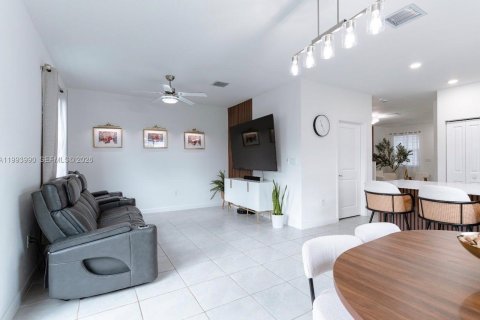 Снять в аренду таунхаус в Хомстед, Флорида 3 спальни, 157.47м2, № 2055677 - фото 14