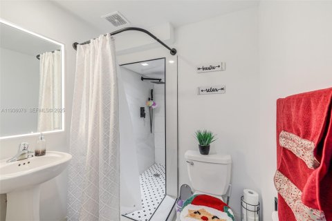 House in Homestead, Florida 3 bedrooms, 169.73 sq.m. № 1994079 - photo 13