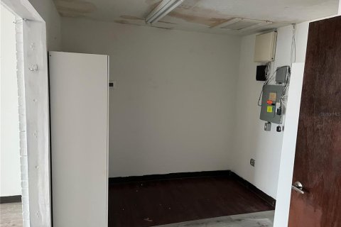 Immobilier commercial à louer à New Port Richey, Floride: 47.19 m2 № 2405151 - photo 5