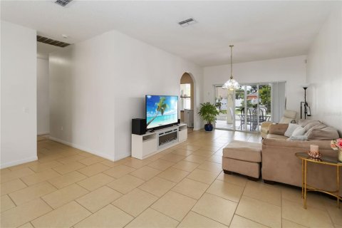 House in Kissimmee, Florida 5 bedrooms, 215.9 sq.m. № 1905039 - photo 4
