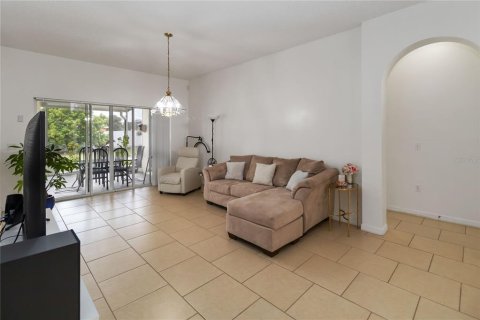 House in Kissimmee, Florida 5 bedrooms, 215.9 sq.m. № 1905039 - photo 5