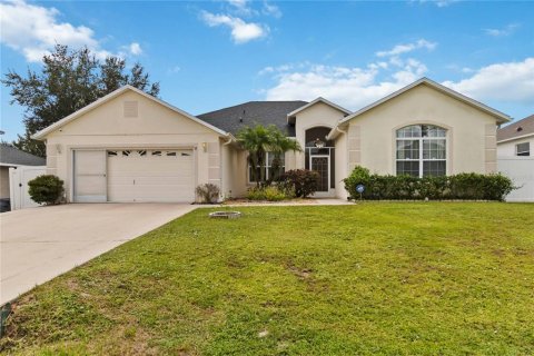 House in Kissimmee, Florida 5 bedrooms, 215.9 sq.m. № 1905039 - photo 1