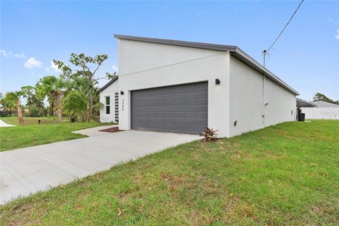 House in North Port, Florida 4 bedrooms, 185.8 sq.m. № 2285707 - photo 3