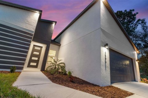 House in North Port, Florida 4 bedrooms, 185.8 sq.m. № 2285707 - photo 8