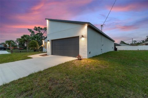 House in North Port, Florida 4 bedrooms, 185.8 sq.m. № 2285707 - photo 4