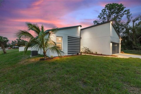 House in North Port, Florida 4 bedrooms, 185.8 sq.m. № 2285707 - photo 6
