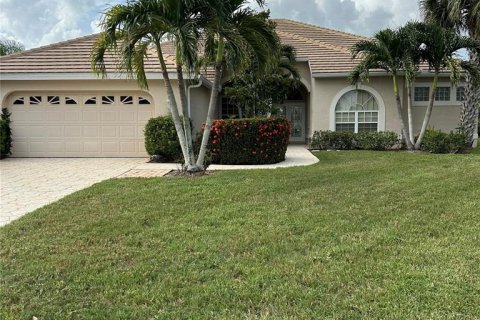 House in Fort Myers, Florida 3 bedrooms, 242.2 sq.m. № 2207863 - photo 2