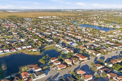 Villa ou maison à vendre à Miami, Floride: 4 chambres, 217.21 m2 № 1998422 - photo 23