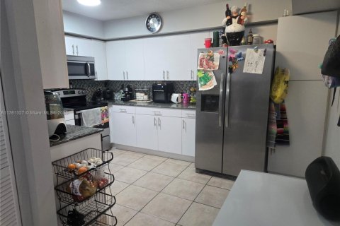 Condo in Miami, Florida, 2 bedrooms  № 1707497 - photo 3