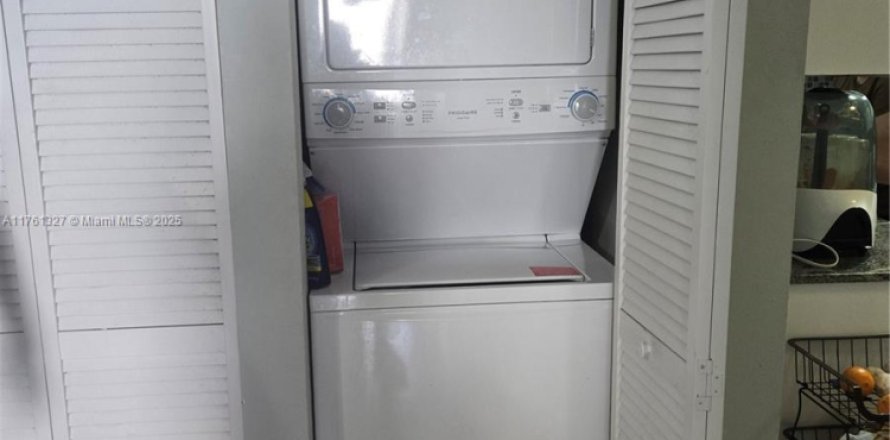 Condo in Miami, Florida, 2 bedrooms № 1707497