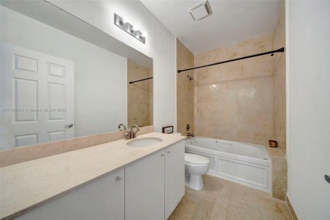 Condo in Hollywood, Florida, 2 bedrooms  № 1712025 - photo 11