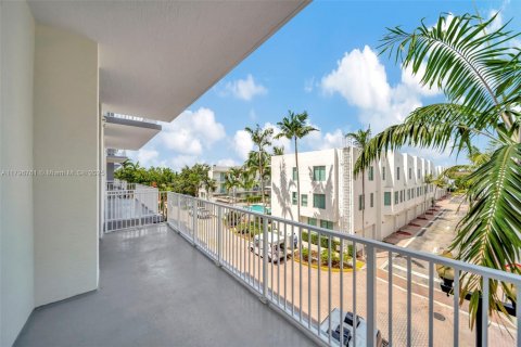 Condo in Hollywood, Florida, 2 bedrooms  № 1712025 - photo 4